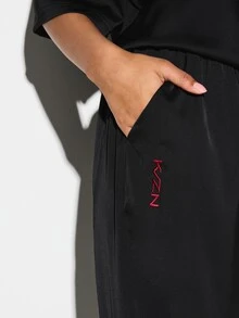 KIZN 宽松缎面慢跑裤，抽绳腰带和弹性裤脚，休闲舒适，适合情人节日常穿着。 - 黑色 - 查看 4