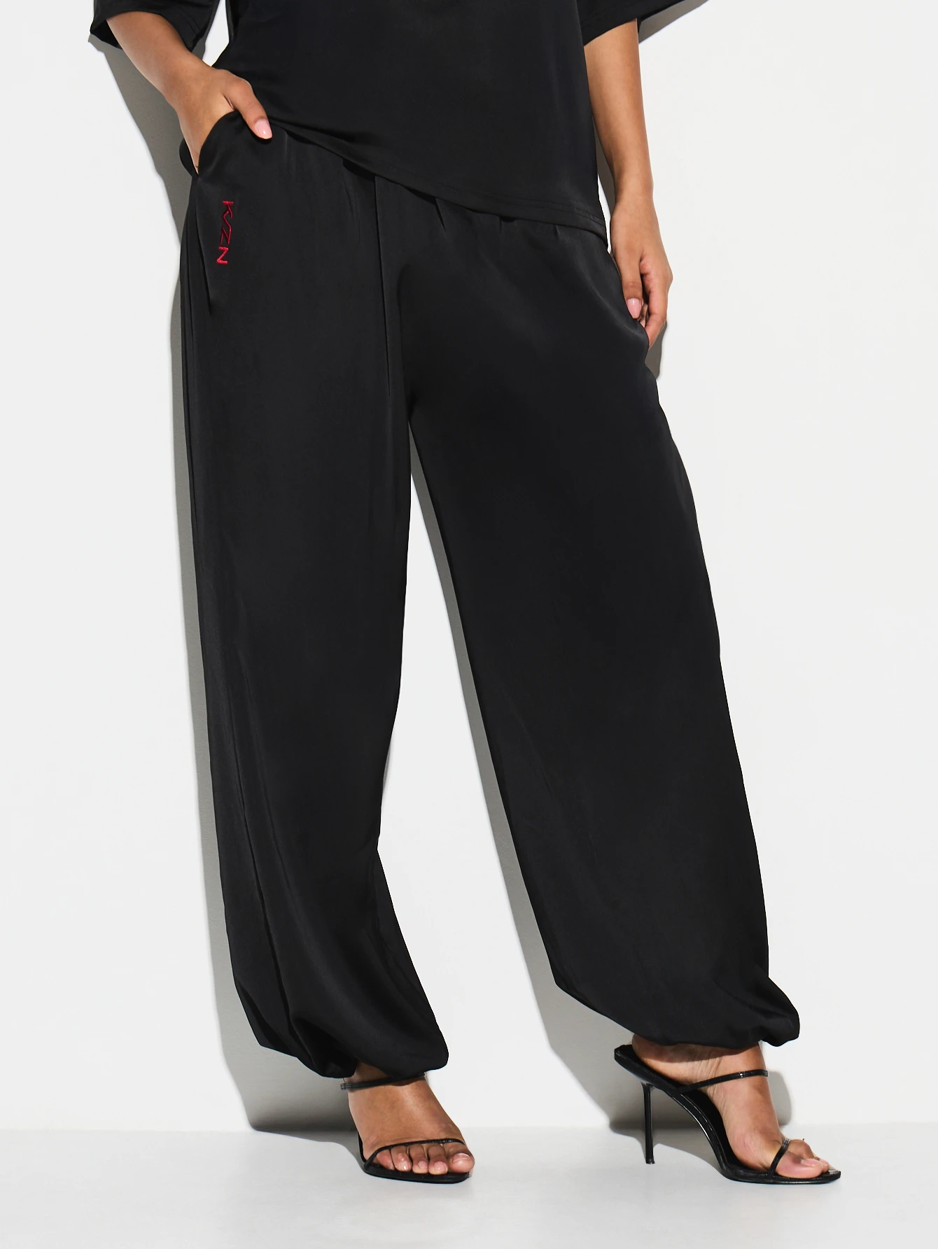 KIZN Luźne satynowe spodnie dresowe ze ściągaczem i elastycznymi mankietami na Walentynki