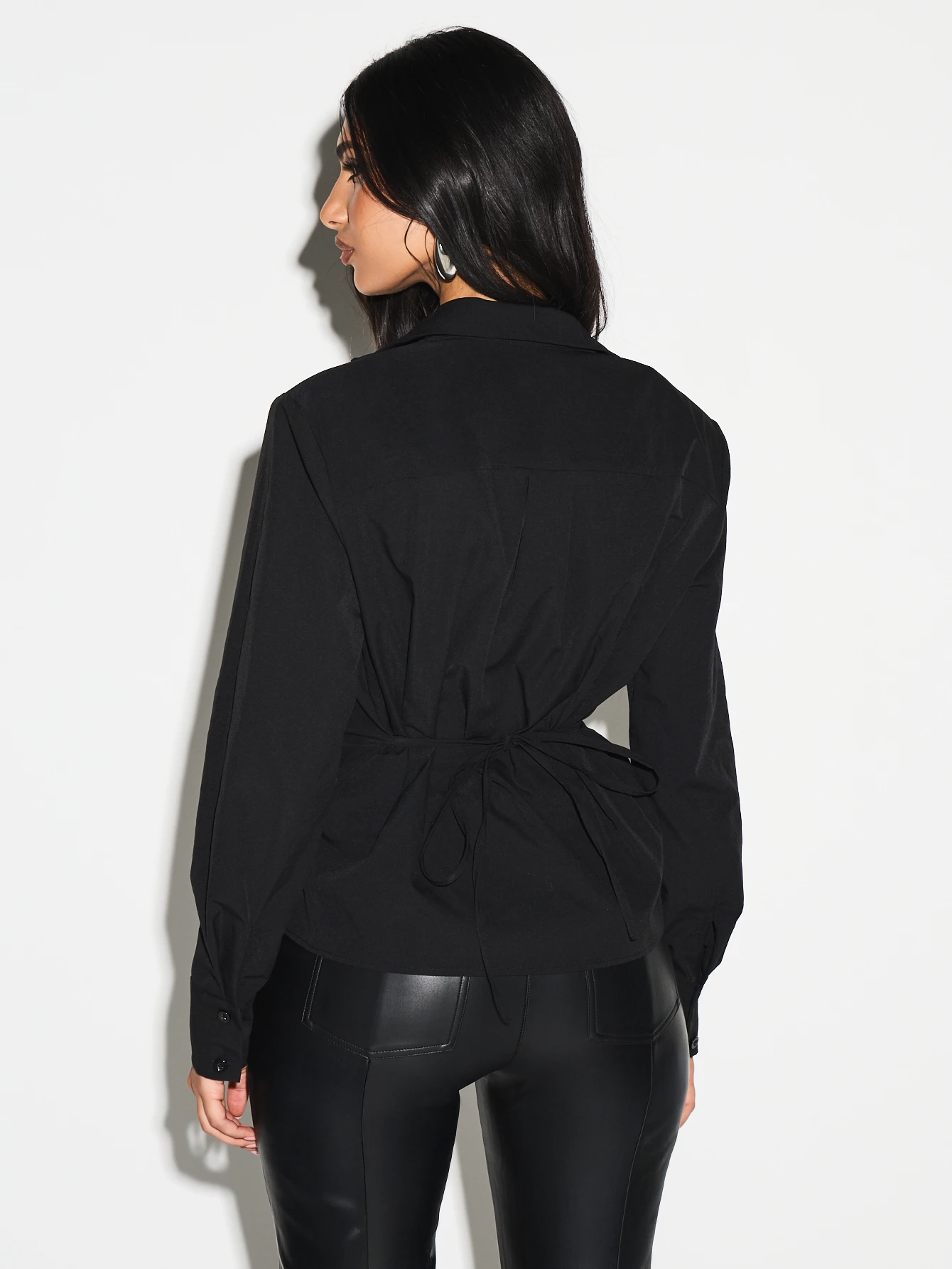 KIZN ネクタイディテール付き長袖ボタンアップブラウス