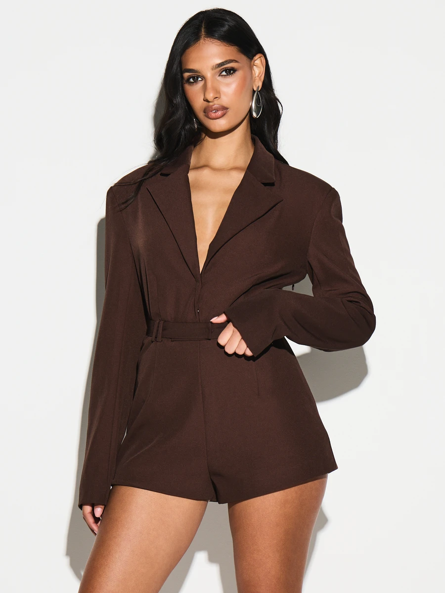 KIZN Bộ áo liền quần kiểu blazer tay dài màu nâu sô cô la cổ khoét sâu với chi tiết thắt lưng, thích hợp cho mùa thu đông, phong cách công sở thường ngày. - màu nâu - Xem 1