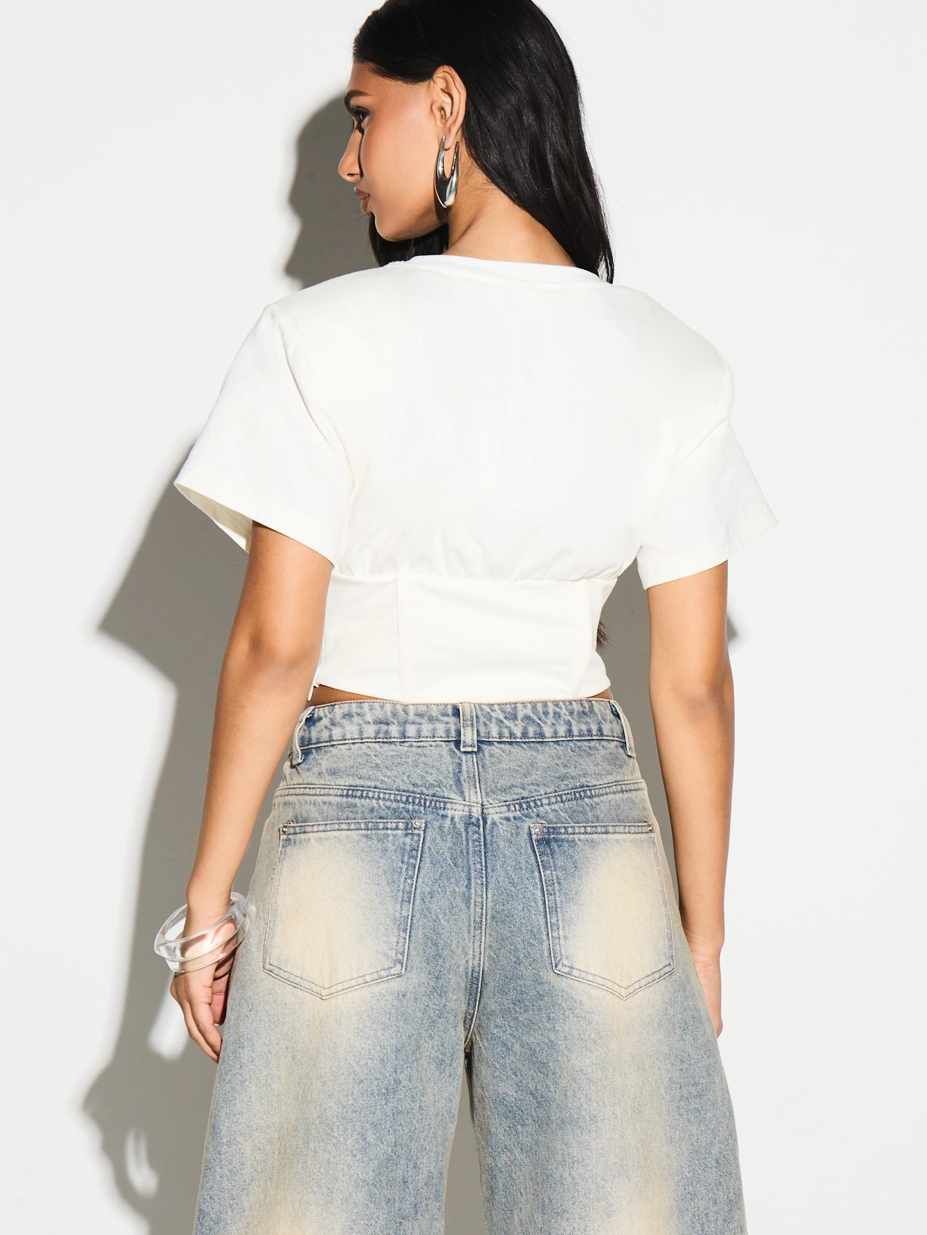 KIZN バレンタインデーにぴったりの、コルセットディテールのタイフロントクロップトップ