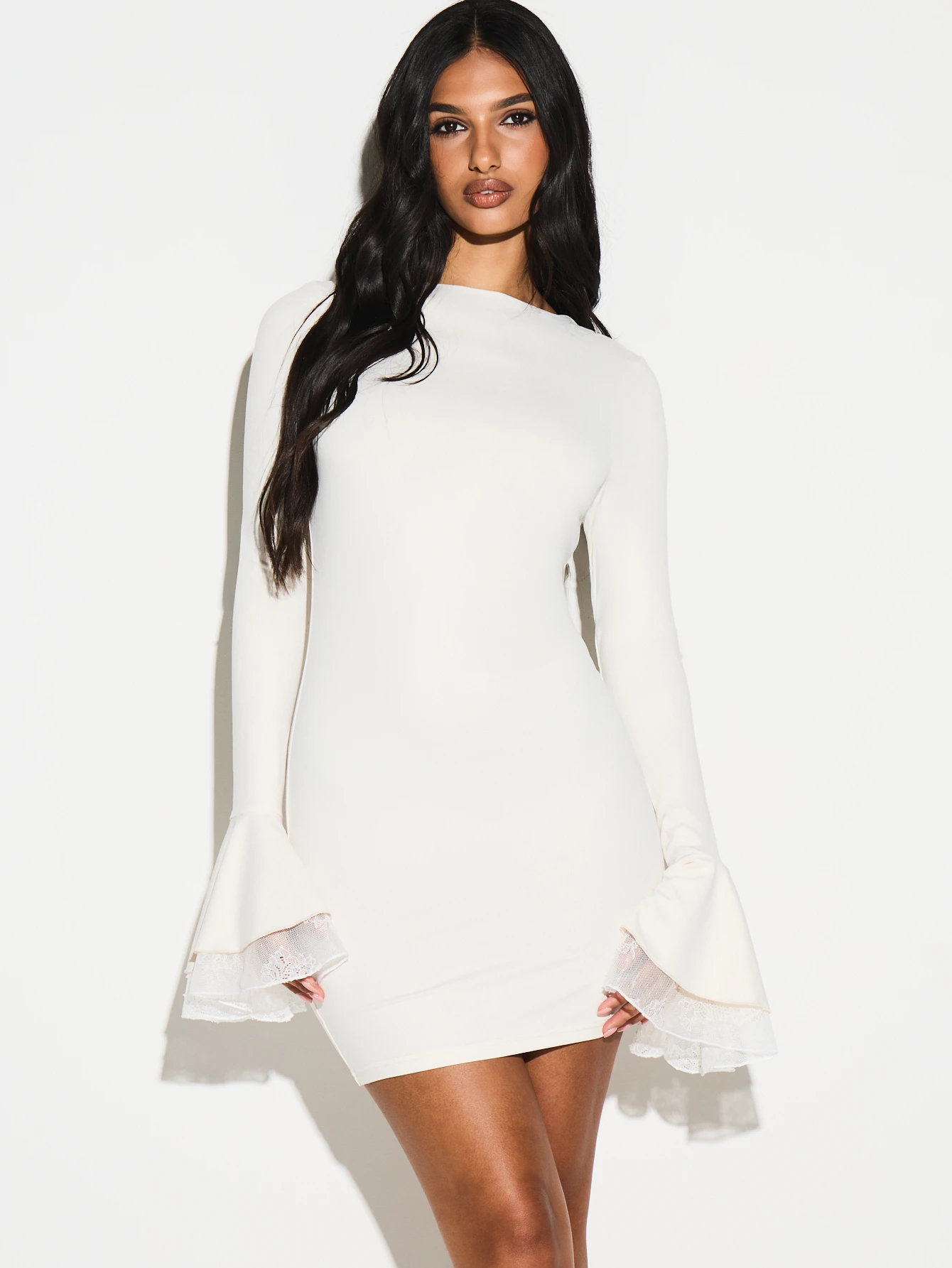 KIZN Minivestido con mangas acampanadas y detalle de encaje para San Valentín