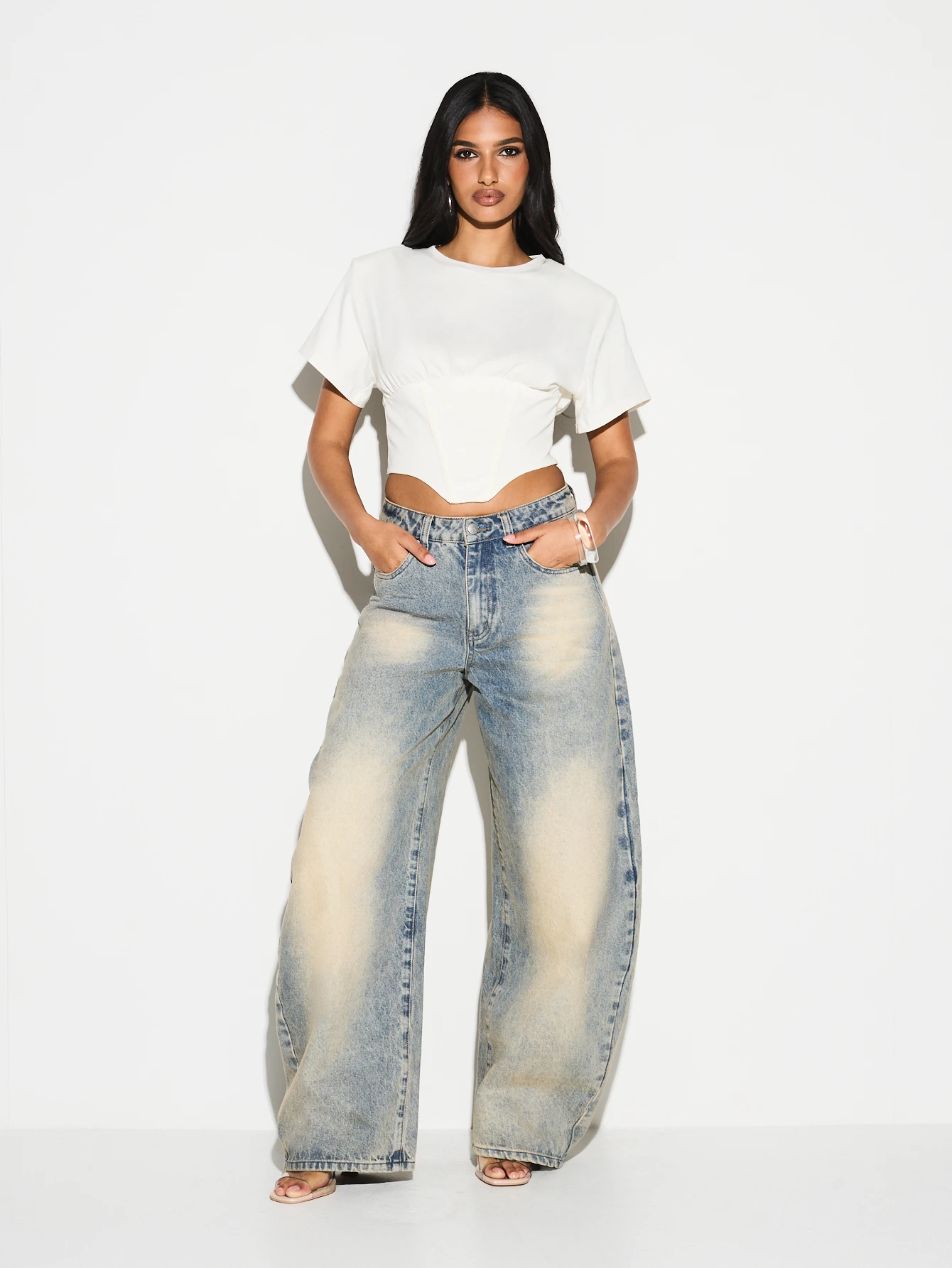 KIZN バレンタインデーにぴったりの、コルセットディテールのタイフロントクロップトップ