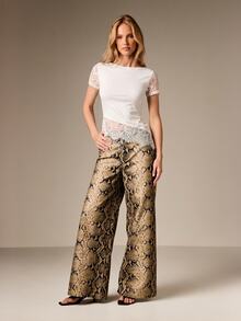 AiiRZ 蕾丝边饰不对称短袖T恤，点缀精致花卉图案，尽显优雅休闲的春夏风情 - 白色 - 查看 3