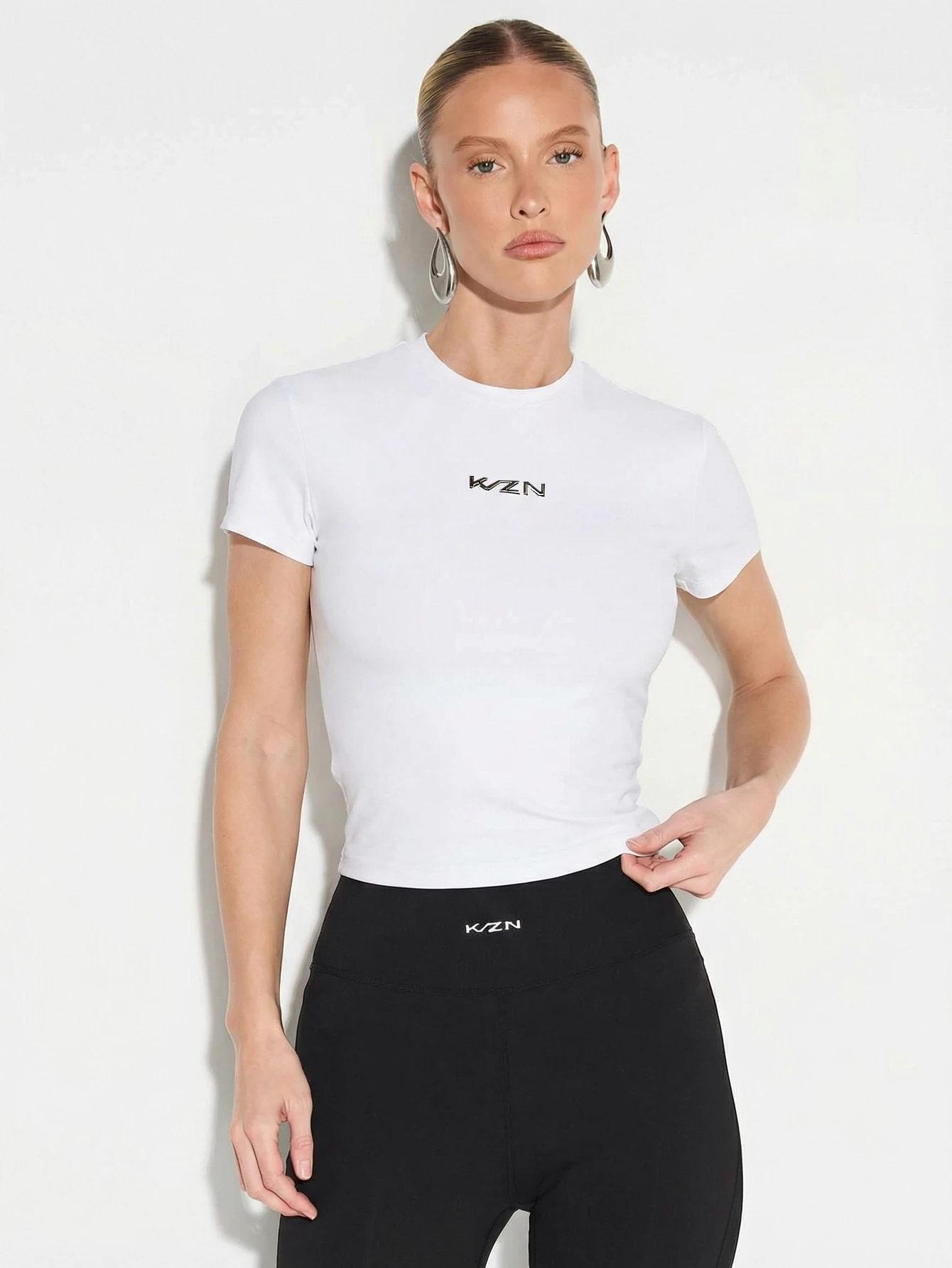 KIZN Hochglänzendes, tailliertes Kurzarm-T-Shirt