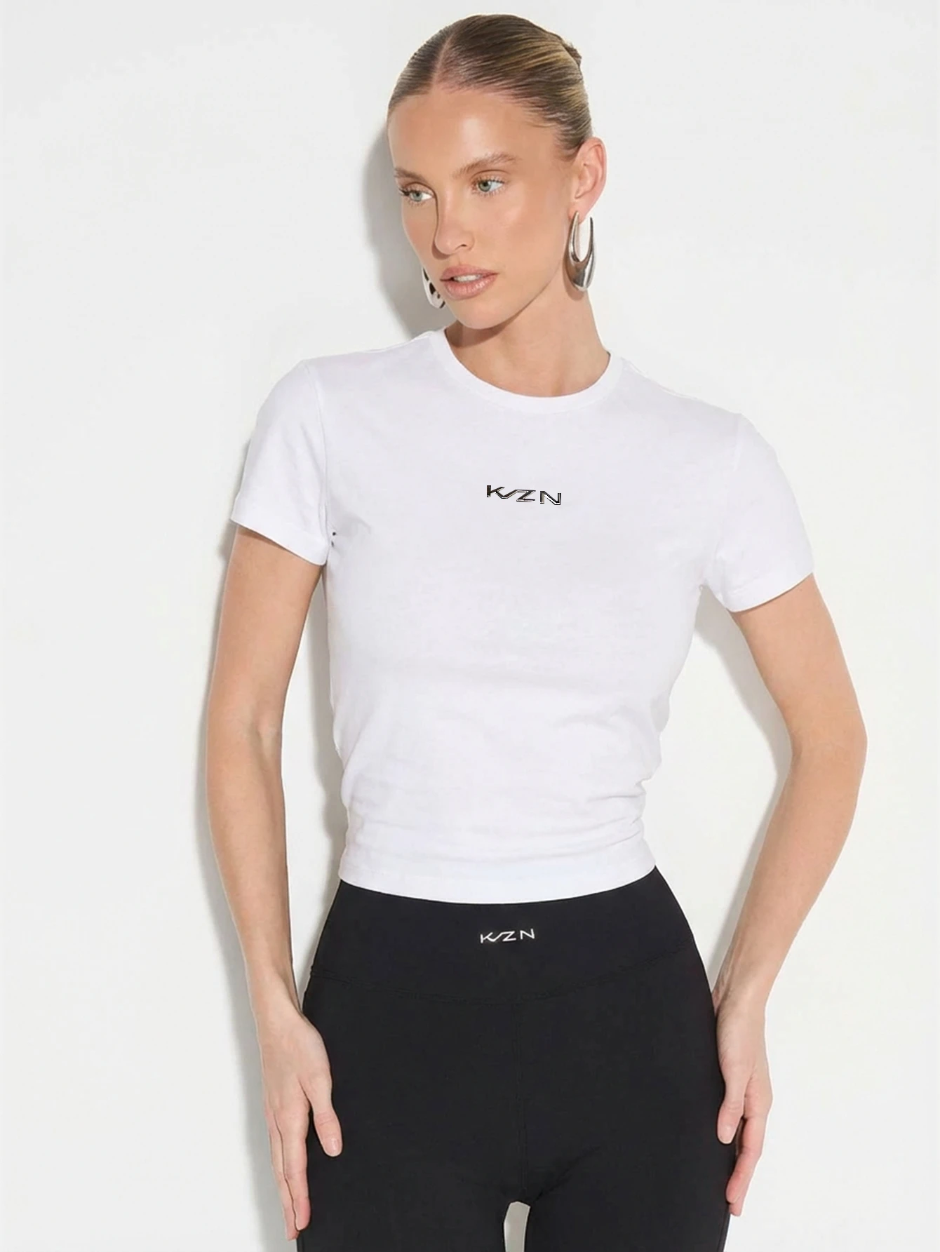 KIZN Hochglänzendes, tailliertes Kurzarm-T-Shirt