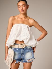 AiiRZ 女士白色无肩带泡泡袖镂空刺绣露脐上衣，配有灯笼袖和镂空刺绣，适合夏季节日穿着 - 白色 - 查看 1