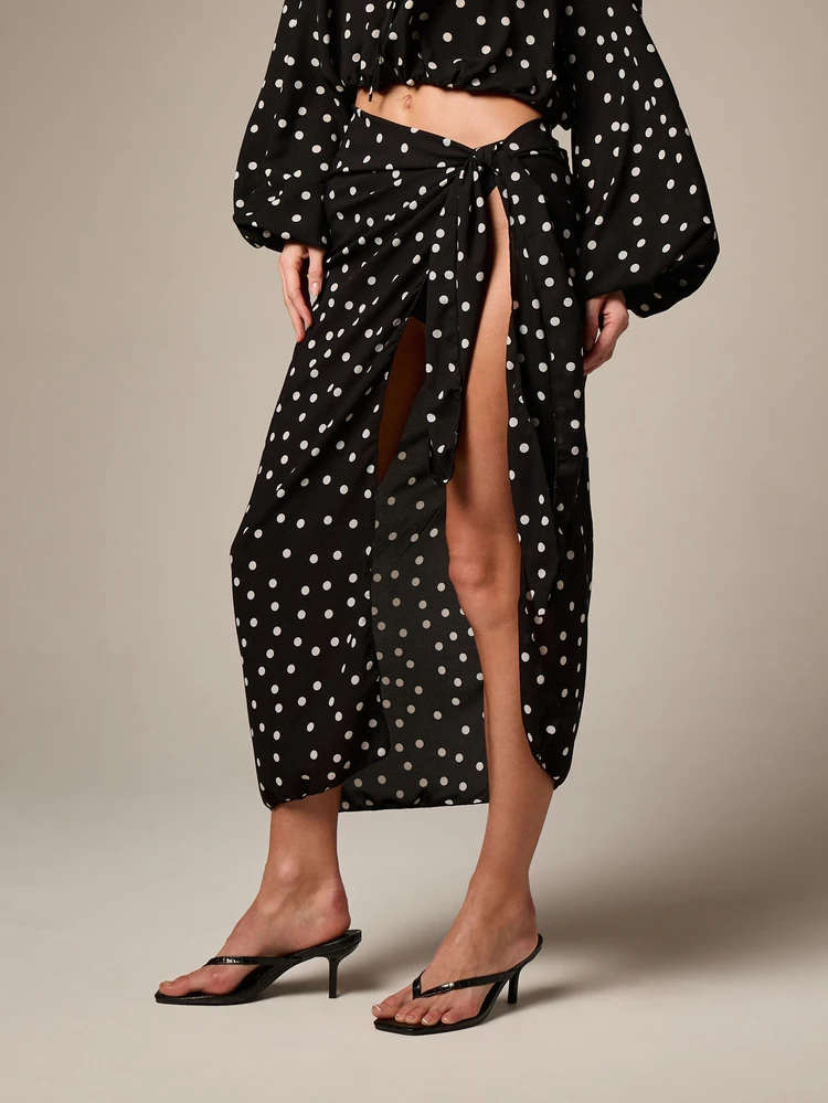 Sarong de chiffon com estampa de bolinhas e ombros à mostra, com detalhe de amarração.