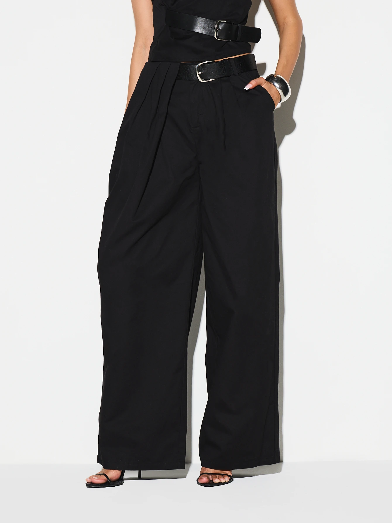 KIZN Hochgeschnittene, weite Hose mit Schnallendetail