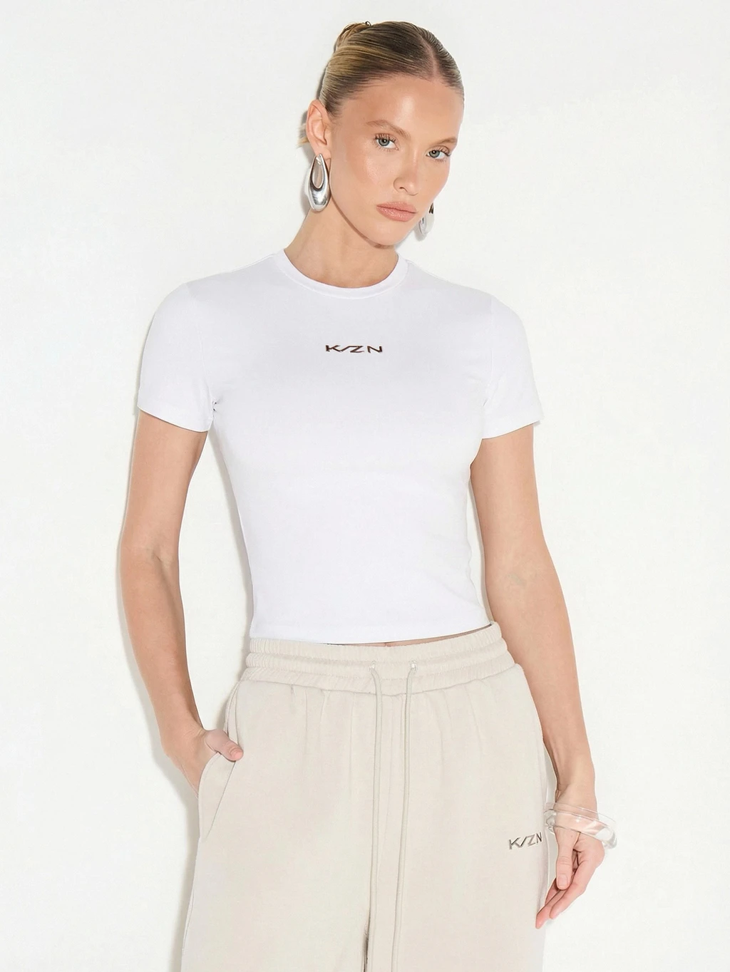 KIZN ロゴ付き フィッテッド 半袖Tシャツ クルーネック カジュアルウェア用ベーシックトップ