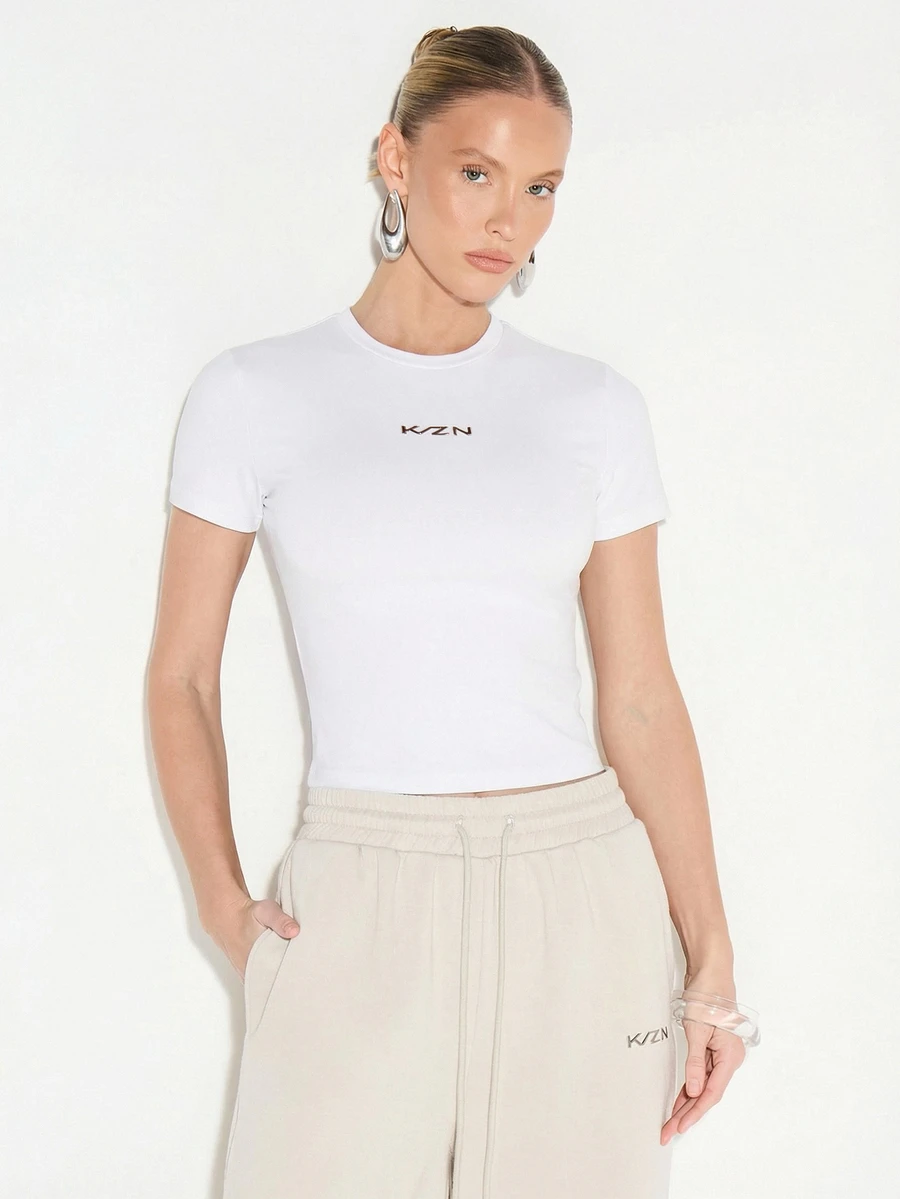 KIZN Camiseta de Manga Curta Ajustada com Aplicação de Logo, Gola Careca, Top Básico para Uso Casual - Branco - Visão 1