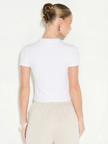 KIZN Camiseta de Manga Curta Ajustada com Aplicação de Logo, Gola Careca, Top Básico para Uso Casual - Branco - Visão 2