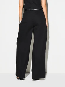 KIZN 高腰阔腿阔腿裤，配搭扣腰带，飘逸垂坠感裤型，适合办公室、职业场合、正式晚宴穿着。 - 黑色 - 查看 2