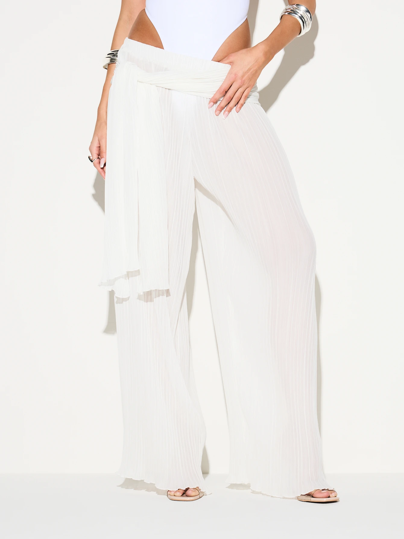 KIZN Pantalones anchos con detalle de cinturón plisado