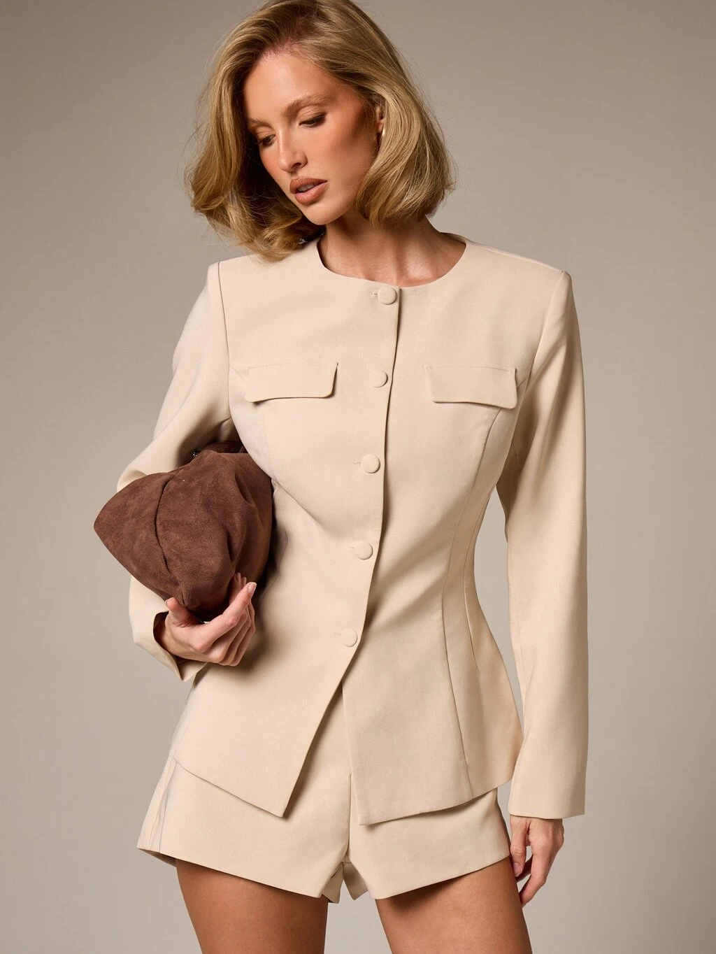 AiiRZ Blazer beige da donna senza colletto con bottoni e tasche sul petto, con vestibilità strutturata e sartoriale, adatto per l'abbigliamento da ufficio professionale