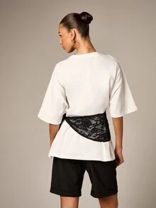 AiiRZ 女士白色蕾丝围巾细节短袖T恤，配黑色撞色腰带，休闲夏季上衣，女性化不对称设计 - 黑與白 - 查看 2