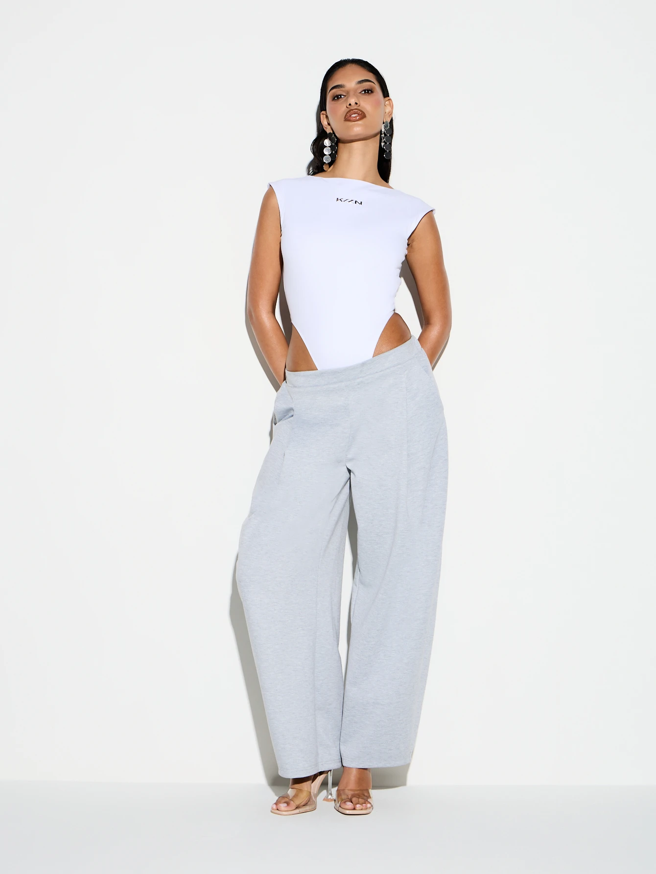 KIZN ボートネック ノースリーブ ボディスーツ ロゴ入り