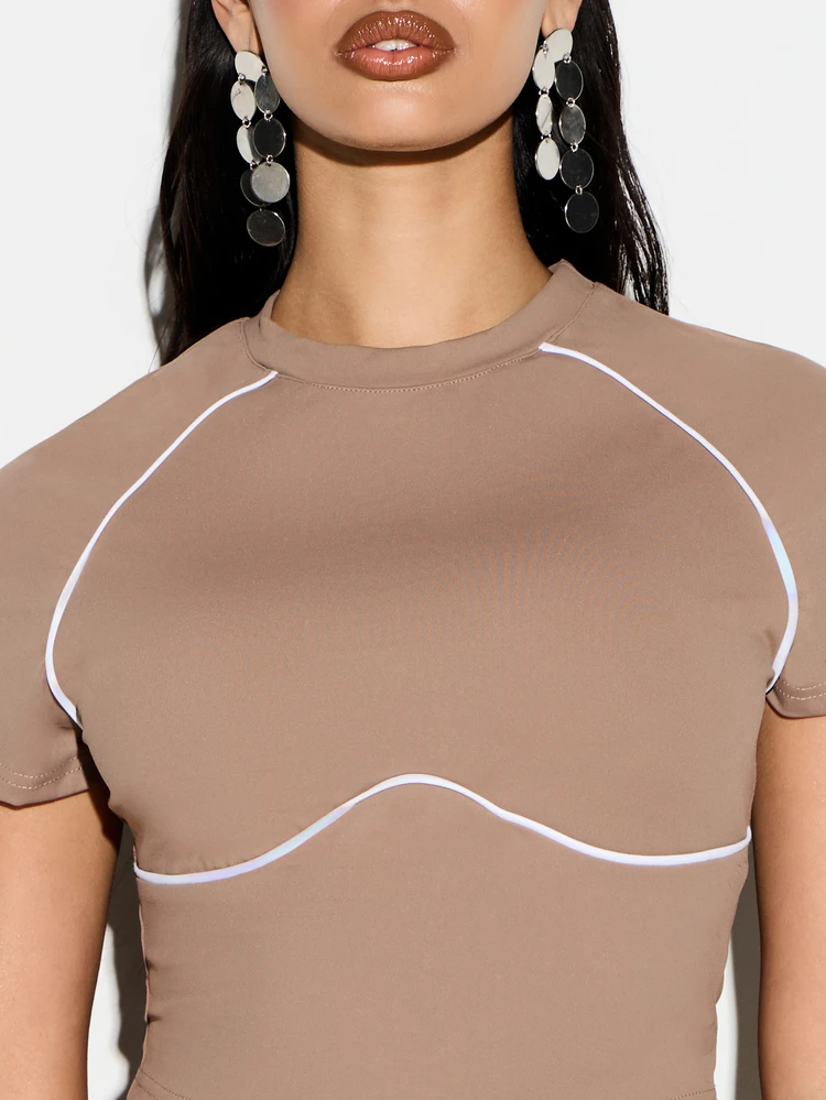 KIZN Top esportivo com detalhes contrastantes