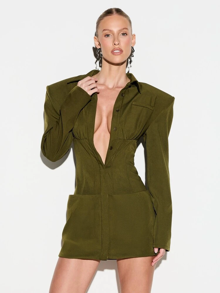 KIZN Robe mini vert olive avec décolleté plongeant profond et détail de taille en corset. Blazer à manches longues avec boutons sur le devant