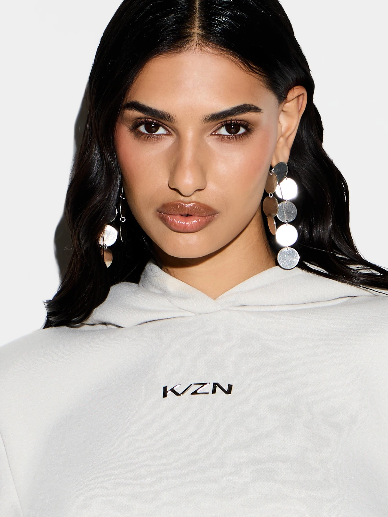 KIZN Oversize'owa krótka bluza z kapturem i kieszenią pośrodku