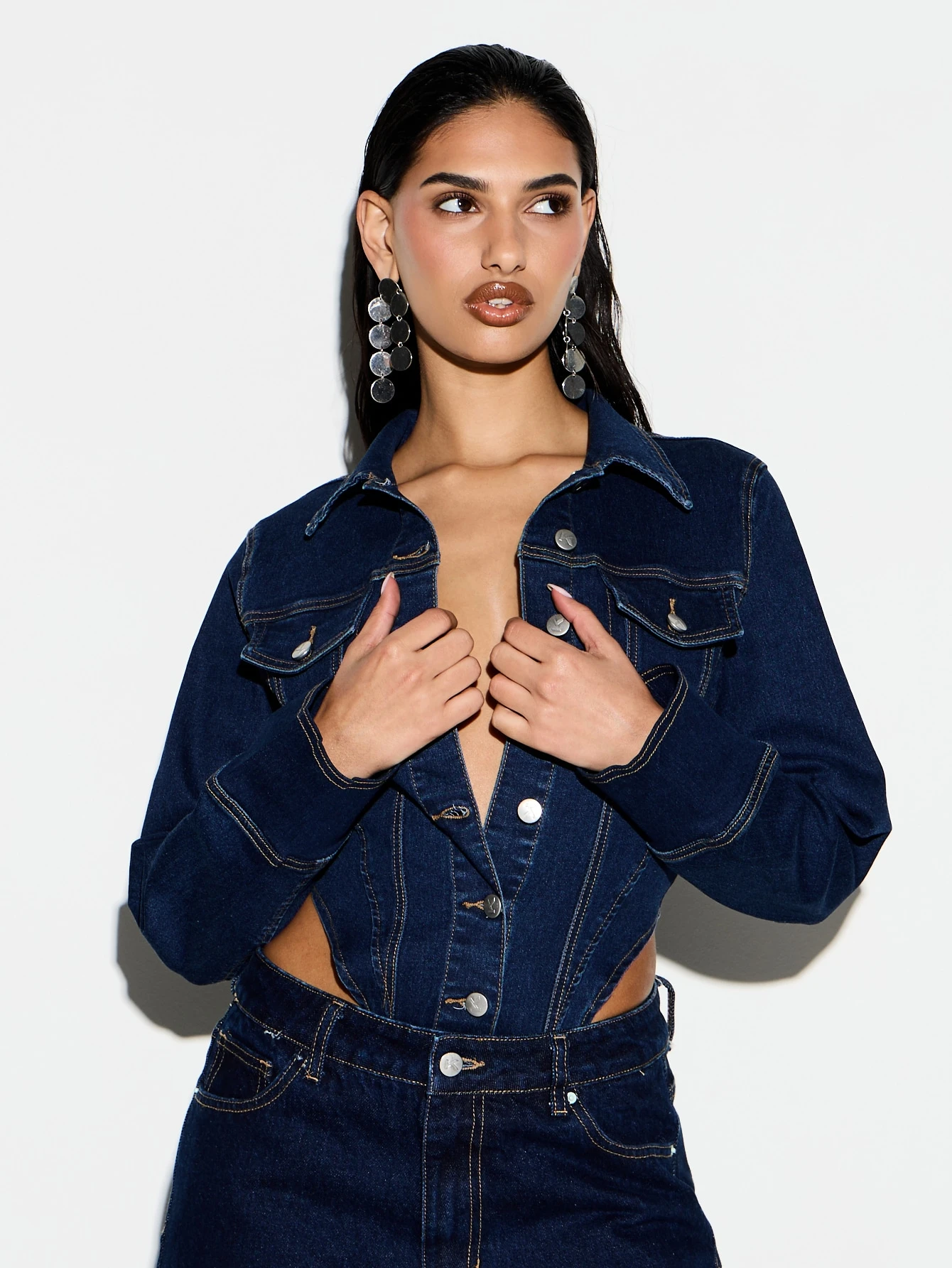 KIZN 데님 칼라 점프수트 (버튼 여밈)