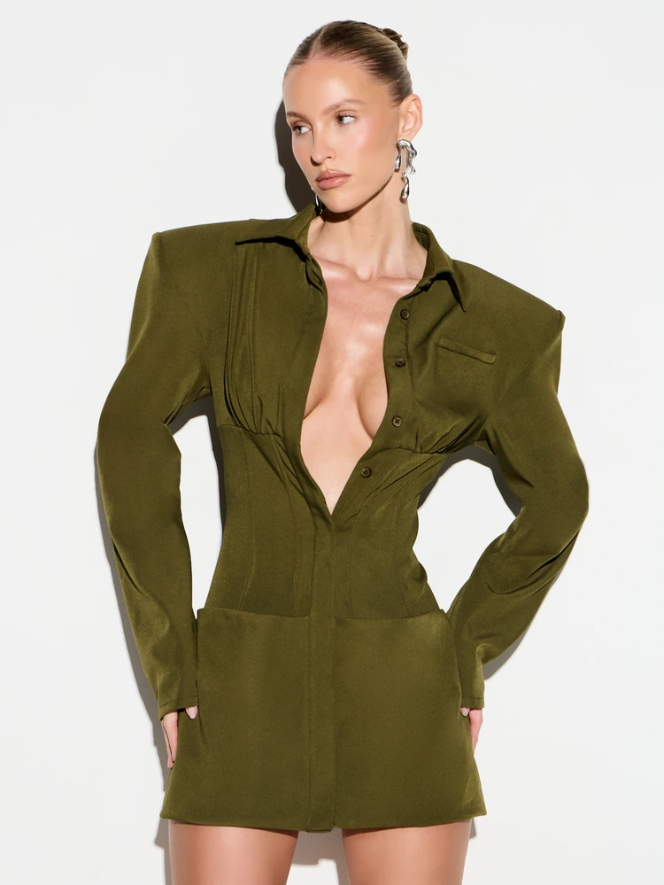 KIZN Robe mini vert olive avec décolleté plongeant profond et détail de taille en corset. Blazer à manches longues avec boutons sur le devant