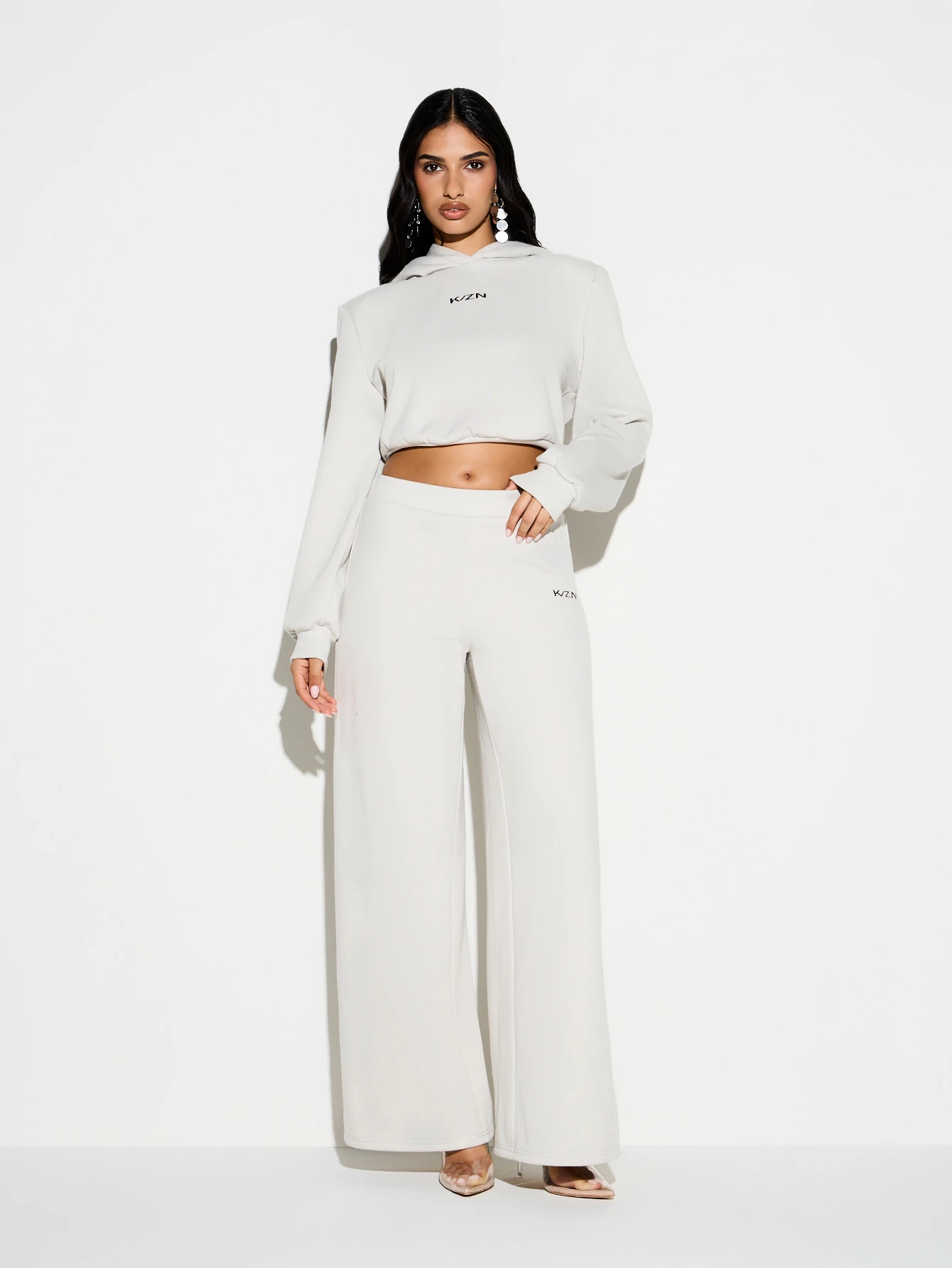 KIZN Oversize'owa krótka bluza z kapturem i kieszenią pośrodku