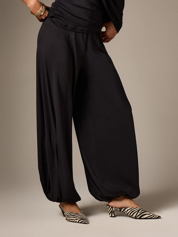 Calça de cintura alta e pernas largas com cós franzido.