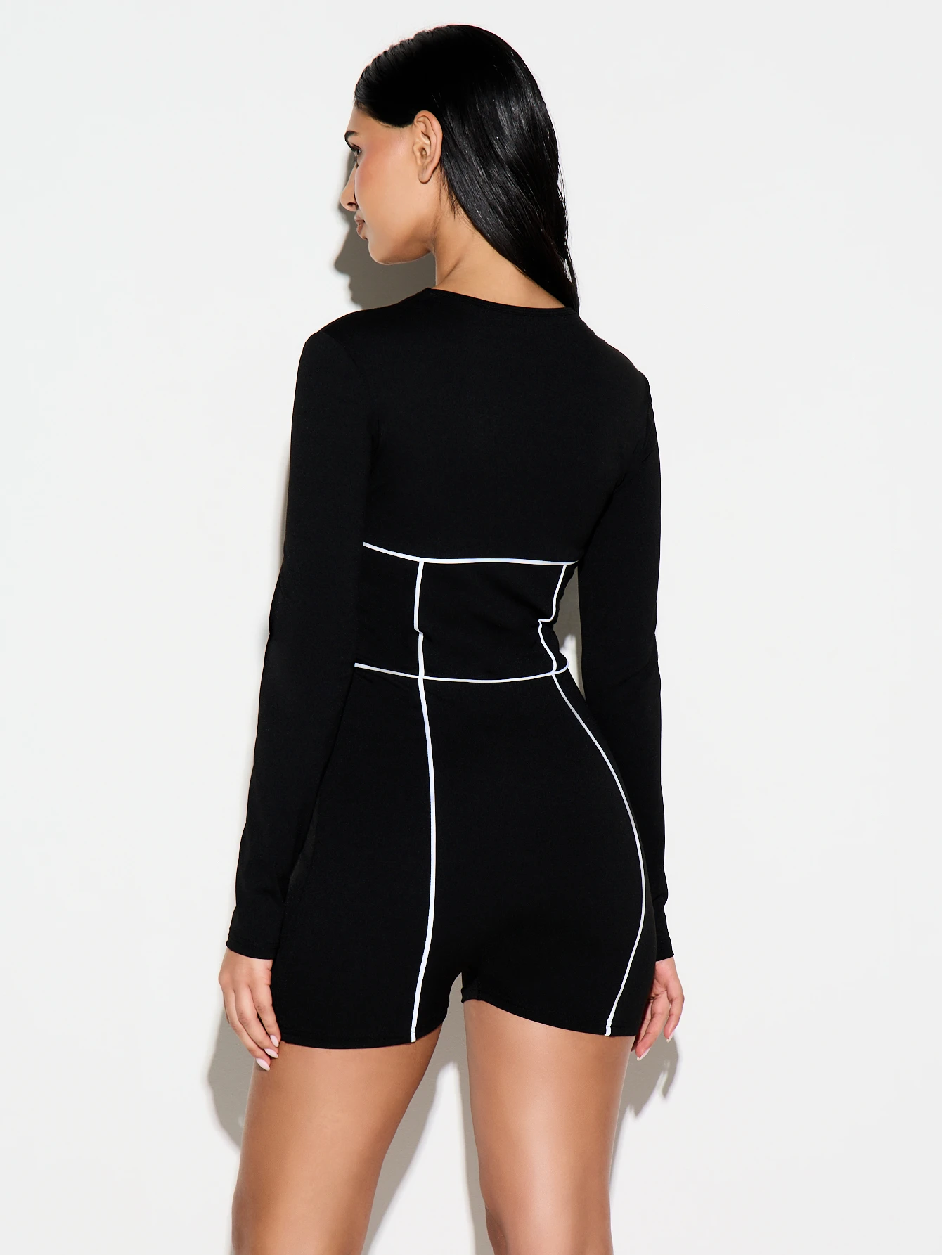 KIZN Mono corto de manga larga con escote cuadrado y ribete en contraste