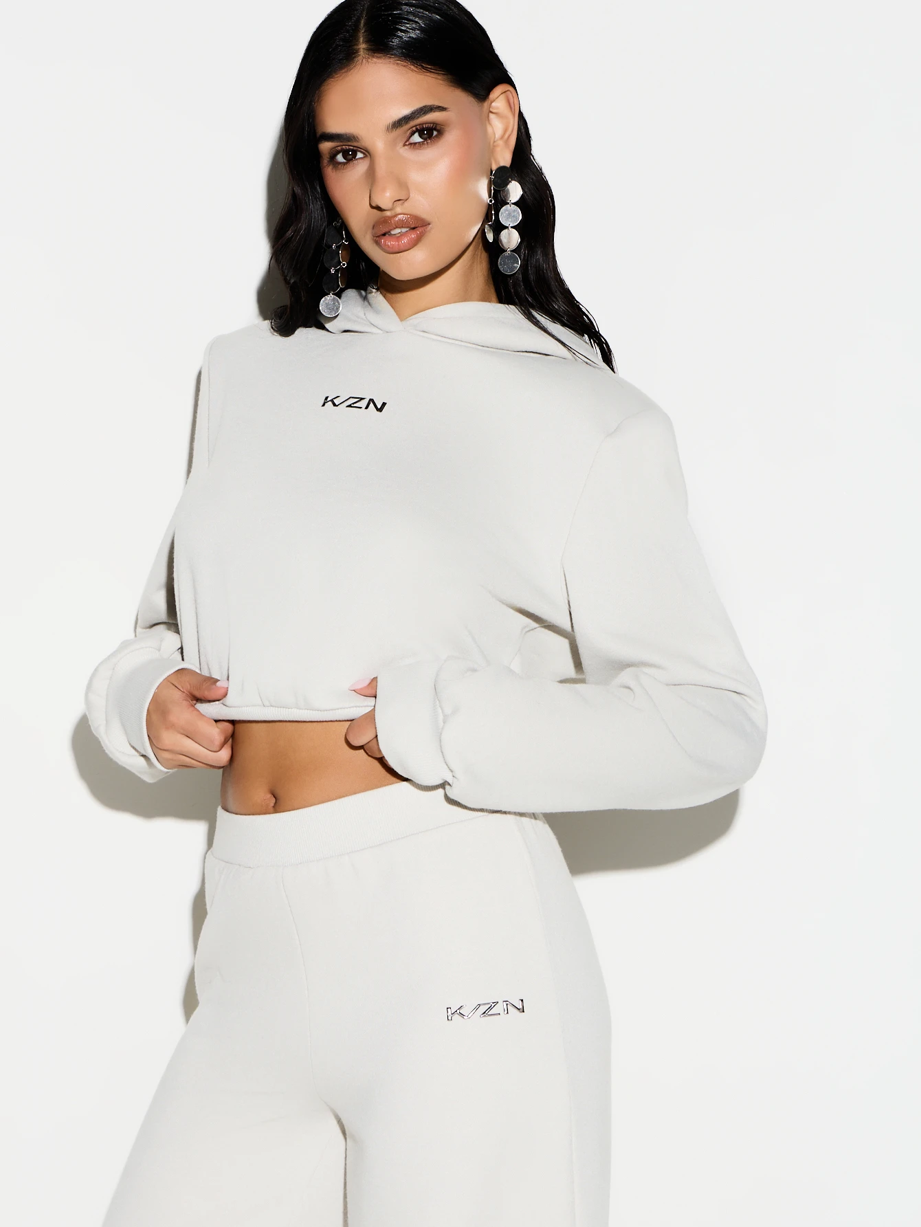 KIZN Oversize'owa krótka bluza z kapturem i kieszenią pośrodku