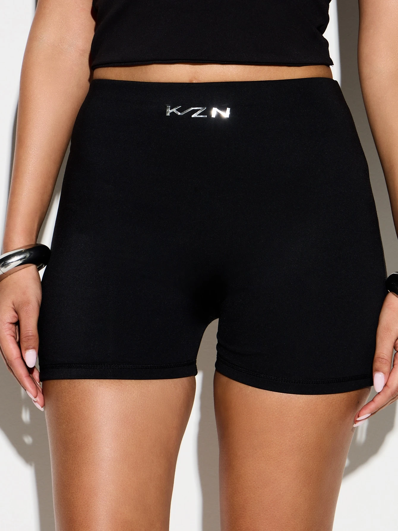 KIZN Mini shorts negros de cintura alta