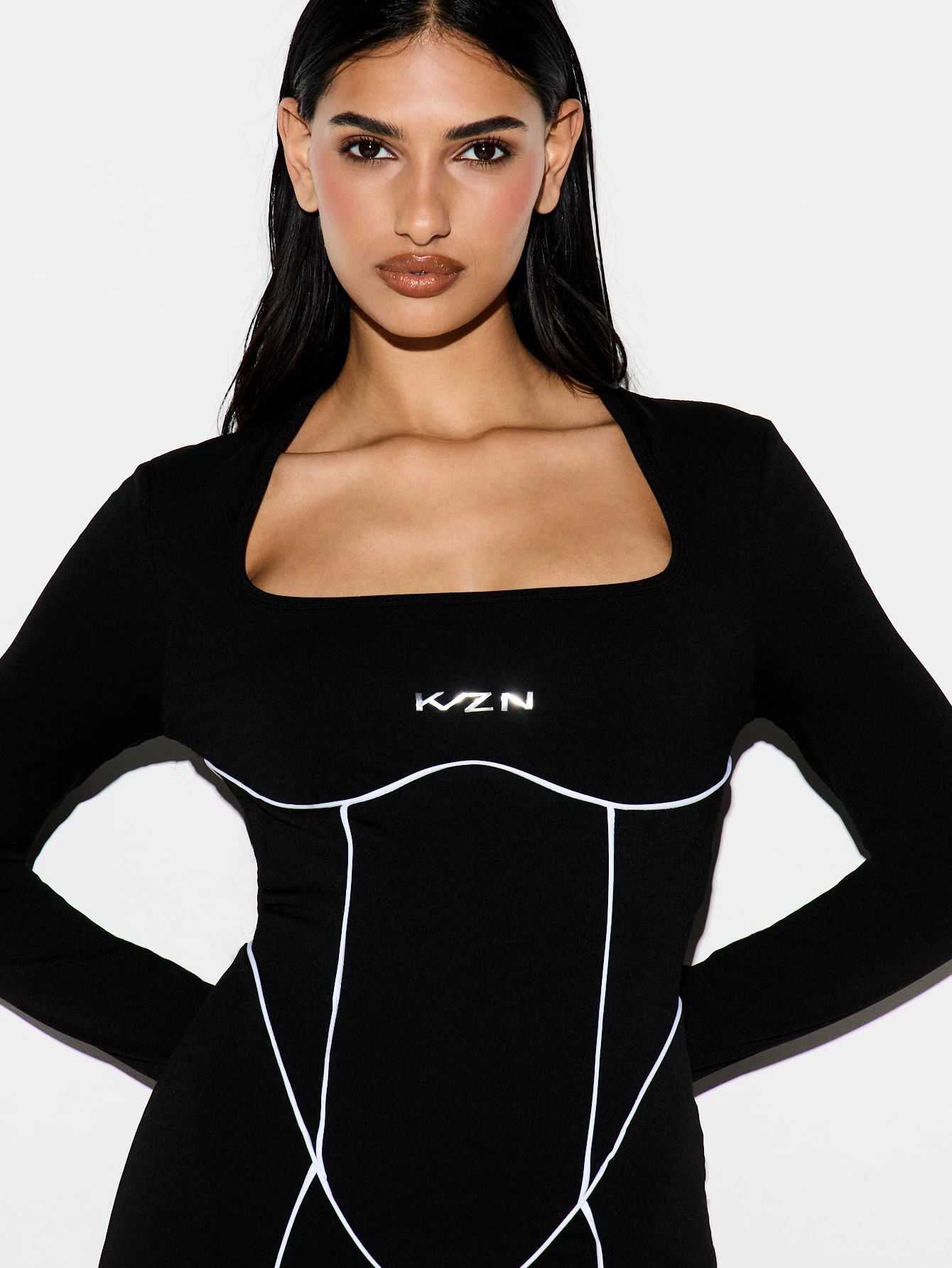 KIZN Mono corto de manga larga con escote cuadrado y ribete en contraste