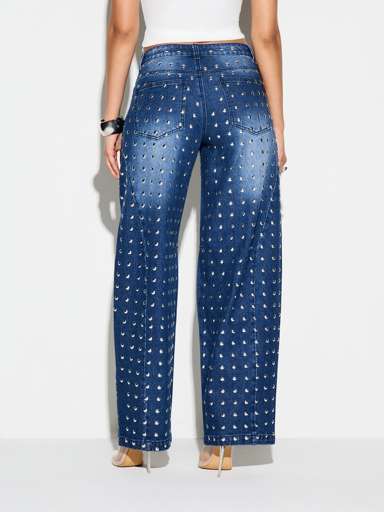 KIZN Jeans a gamba larga con borchie a vita alta e occhielli in metallo