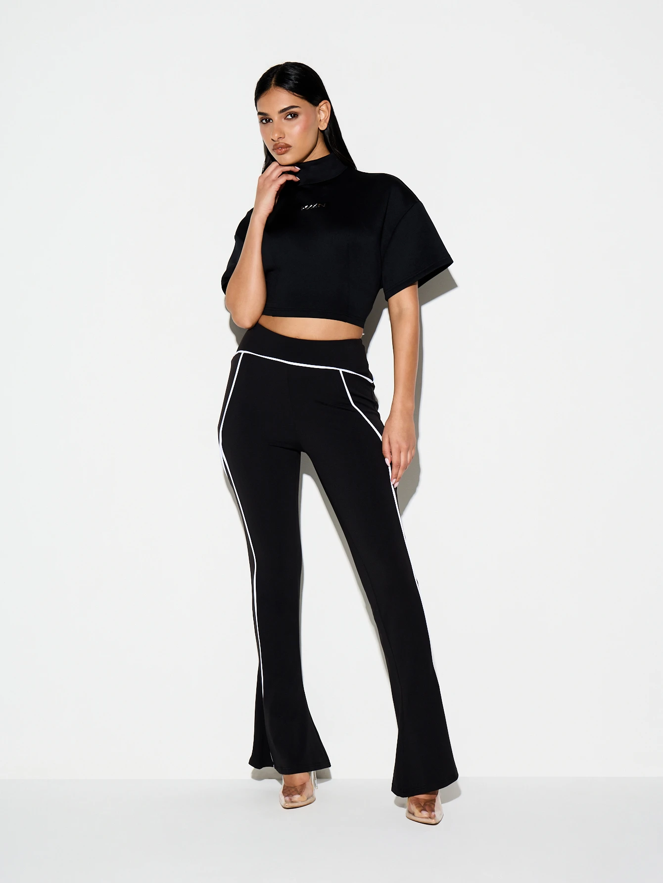 KIZN Pantalones acampanados negros con ribete blanco en contraste