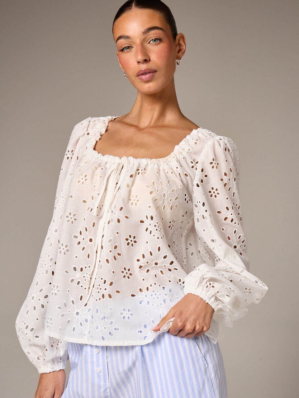 AiiRZ Oversized Damen Weiße Bluse mit Lochstickerei, quadratischem Ausschnitt, langen Ballonärmeln und Bindedetail vorne für Frühling Sommer