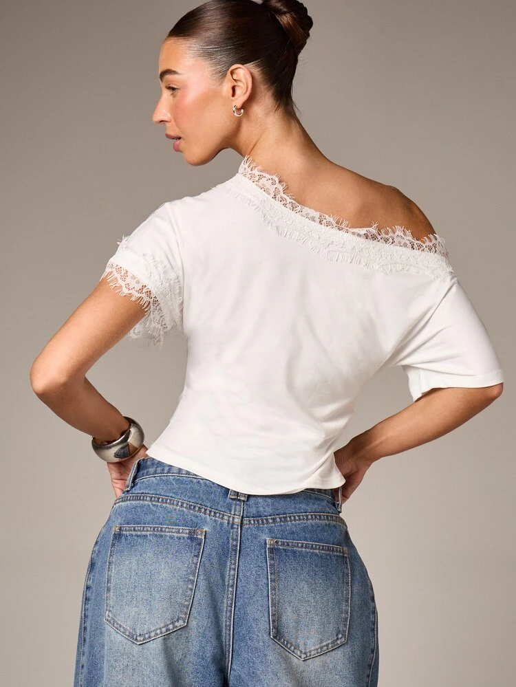 Camiseta blanca con hombros descubiertos y ribete de encaje
