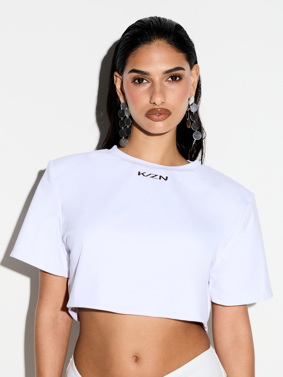 Maglietta corta casual con spalle imbottite, collo a giro, maniche corte, stile streetwear di moda per primavera ed estate, adatta per uso quotidiano