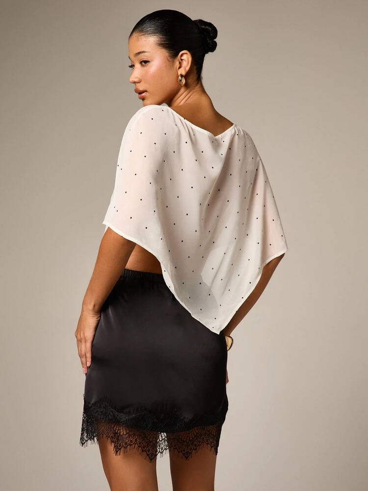 Prześwitująca bluzka w groszki z asymetrycznym dołem