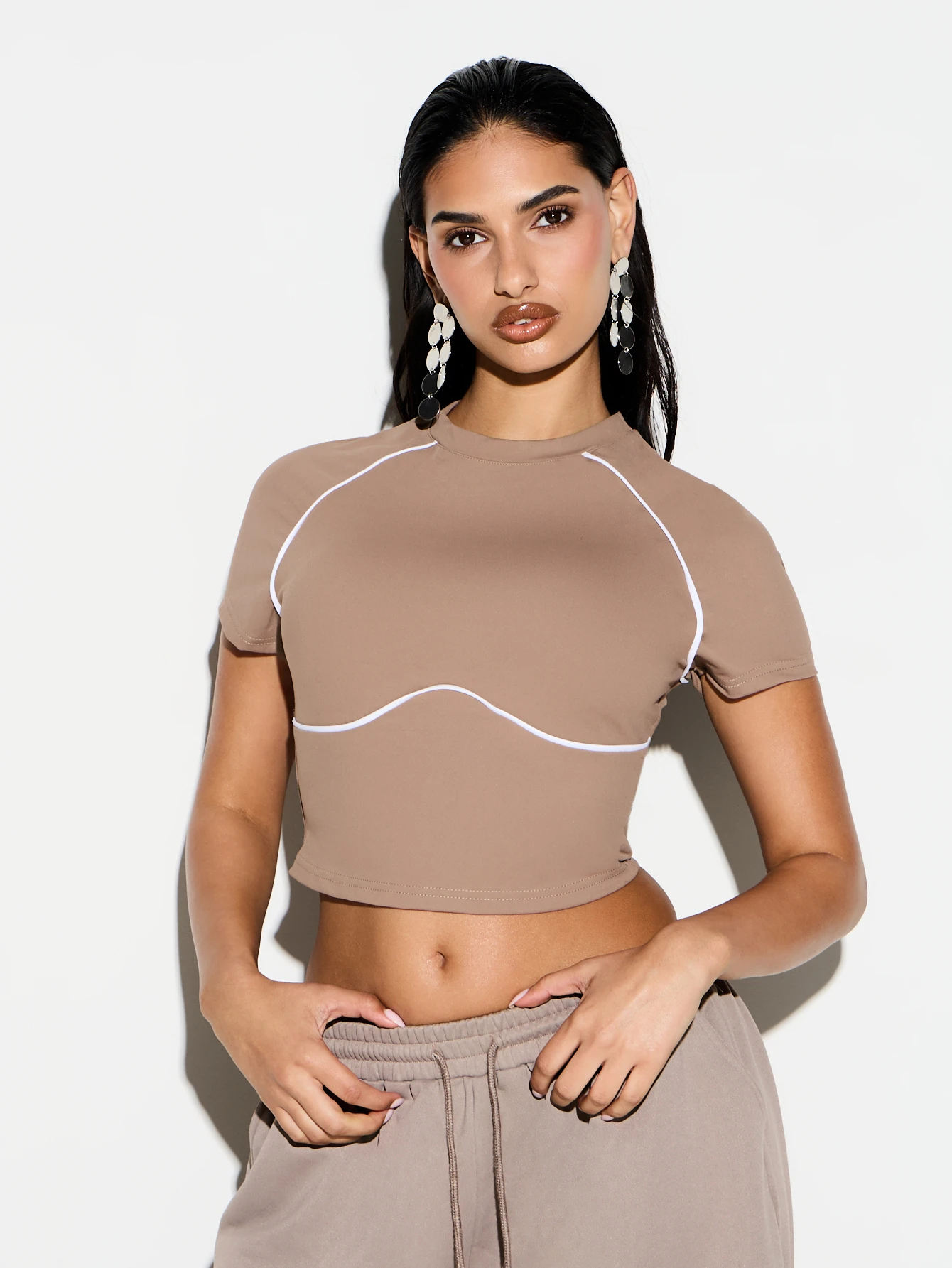 KIZN Sporttop mit kontrastierender Paspelierung