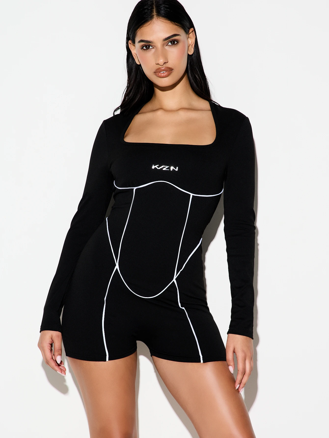 KIZN Mono corto de manga larga con escote cuadrado y ribete en contraste