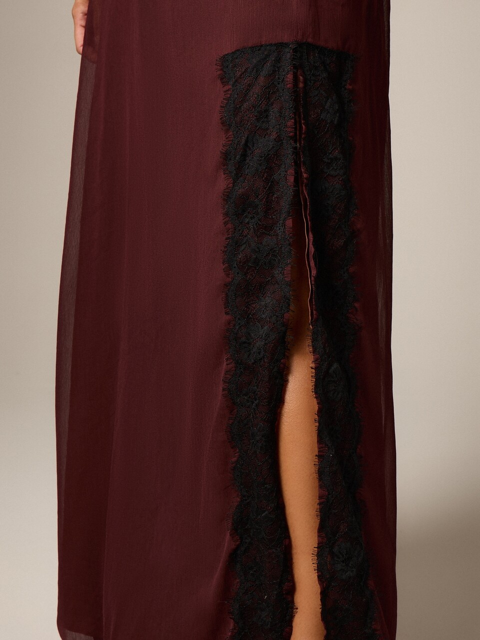 AiiRZ Women's Burgundy Crinkle Chiffon Maxi Skirt With Black Lace Trim Side Split Elegant Formal Evening Party Wedding Guest Outfit