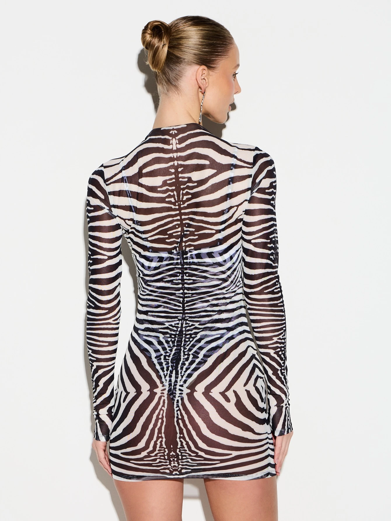 KIZN 얼룩말 무늬 하이넥 바디콘 미니 드레스