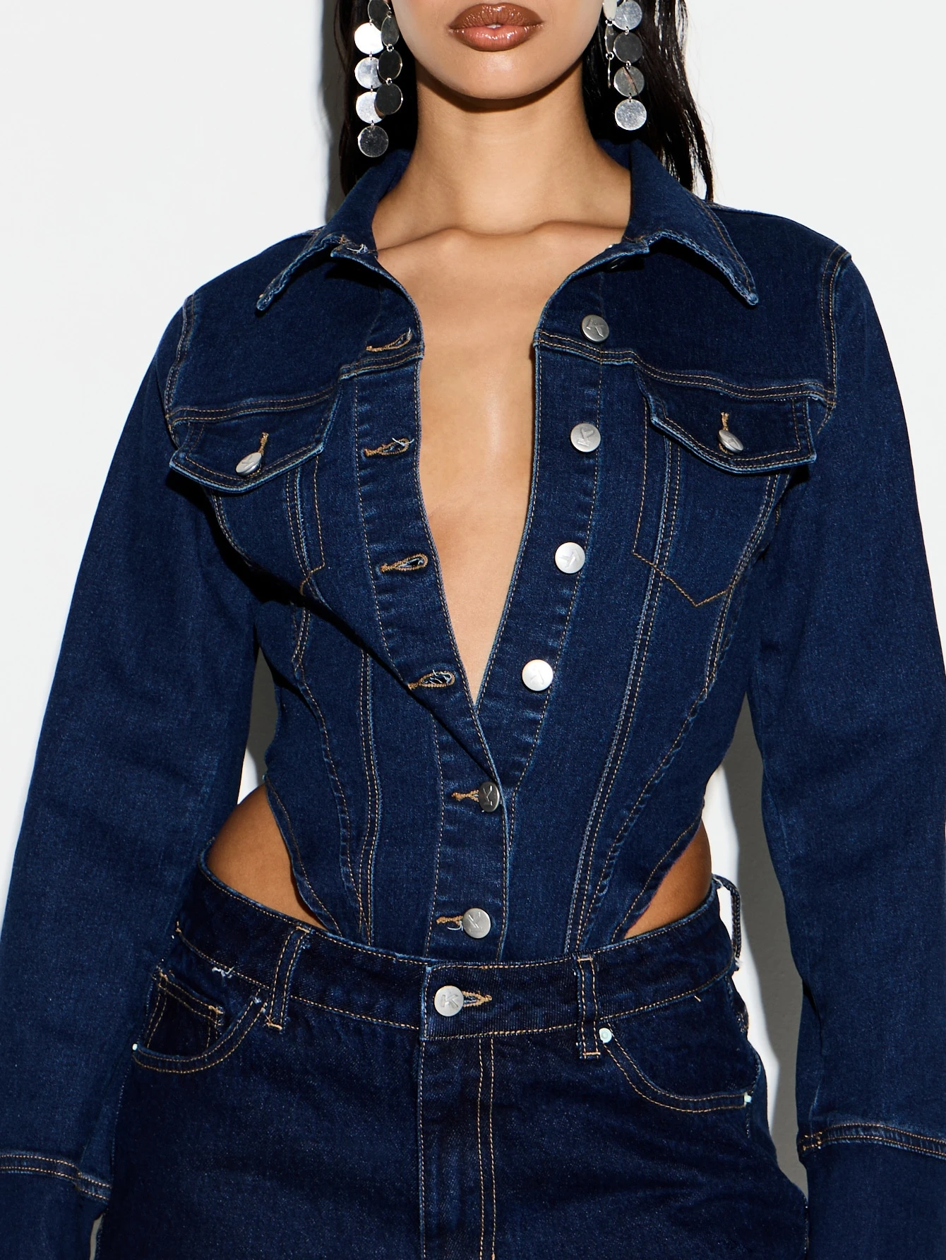 KIZN 데님 칼라 점프수트 (버튼 여밈)