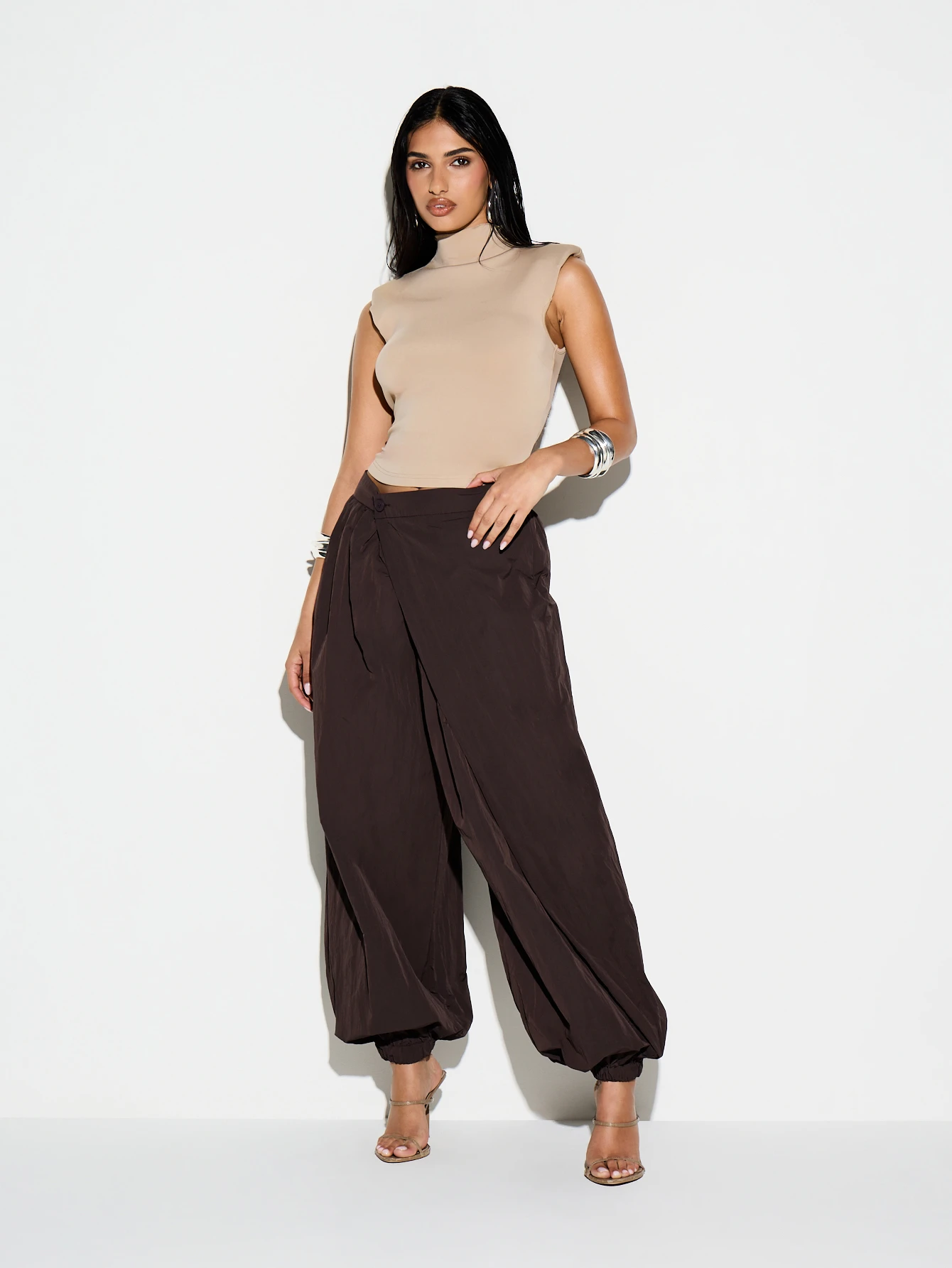 KIZN Calça palazzo de cintura alta com detalhe de amarração.