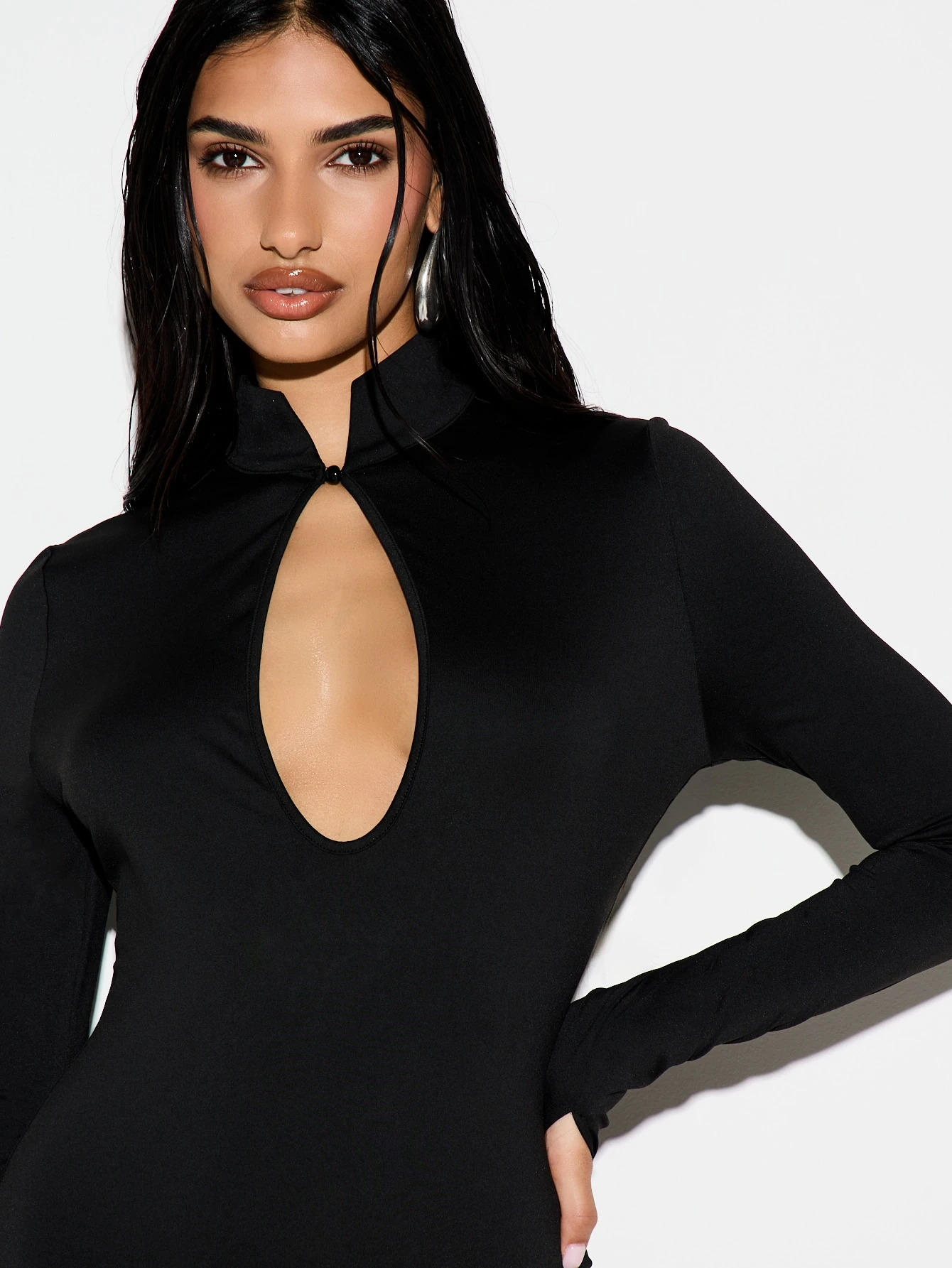 KIZN Vestido mini negro con cuello mandarín y abertura