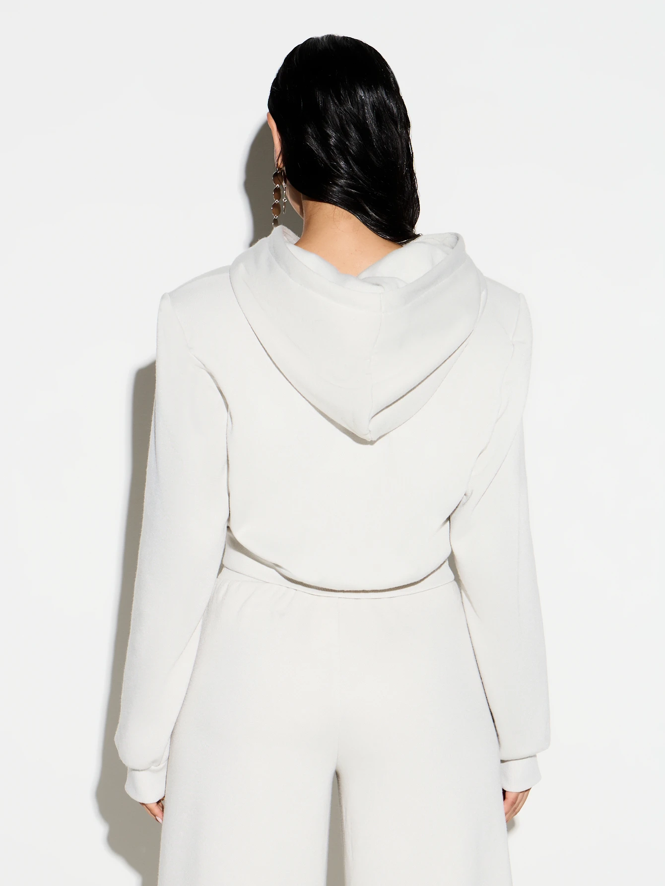 KIZN Oversize'owa krótka bluza z kapturem i kieszenią pośrodku