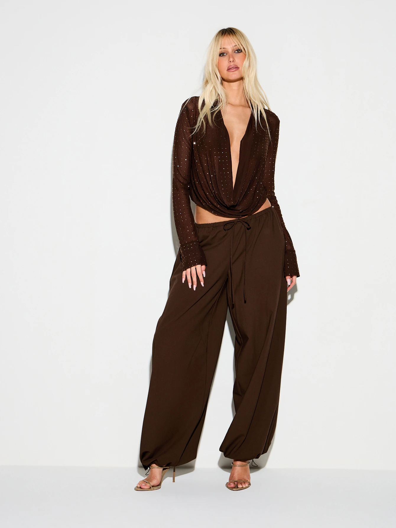 KIZN Camicetta marrone con scollo a cappuccio e maniche lunghe