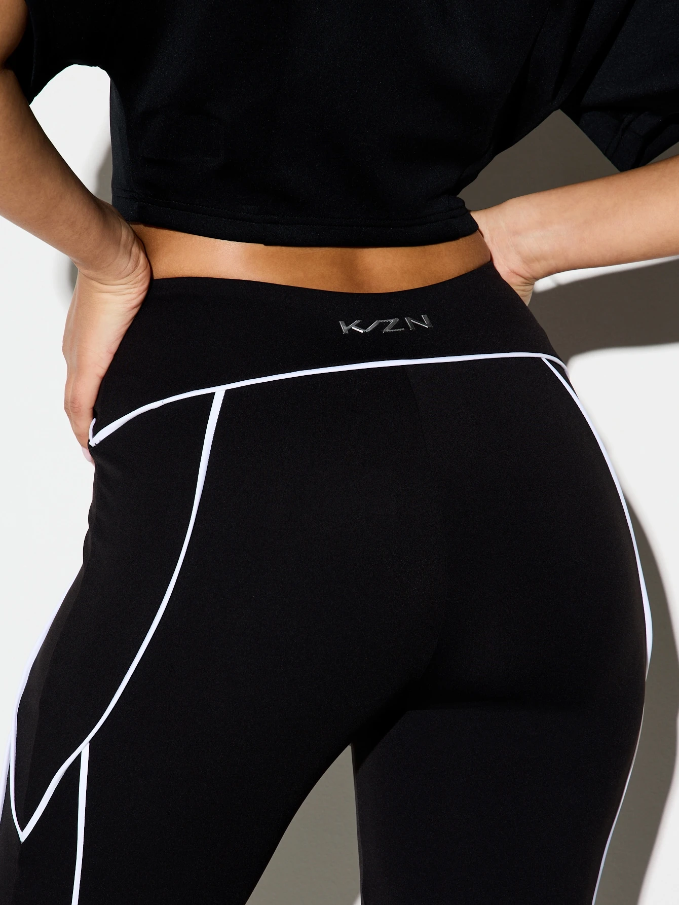 KIZN Pantalones acampanados negros con ribete blanco en contraste