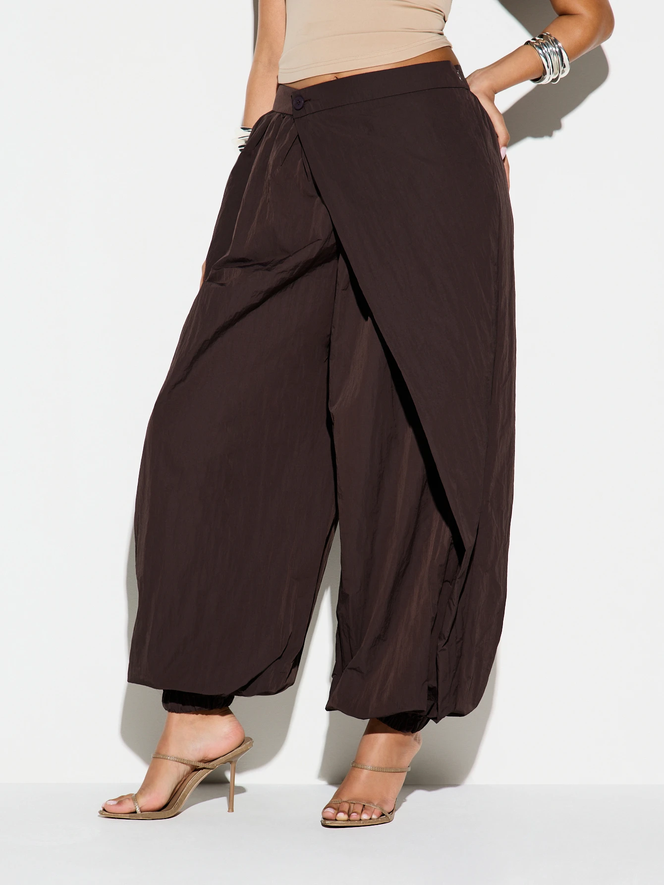 KIZN Calça palazzo de cintura alta com detalhe de amarração.