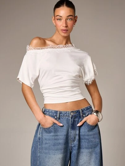 AiiRZ Camiseta blanca de mujer con hombros asimétricos y adorno de encaje, de manga corta, para un estilo casual y femenino en primavera y verano